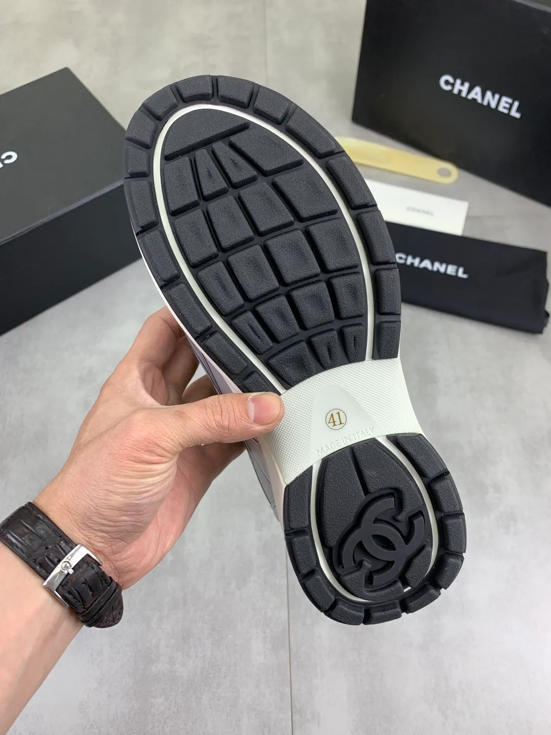Men's Men's Shoes P620 New Chanel Chanel 25K Silver Horn Golden Horn King Casual Sports Shoes Original purchase and development Made by Xiaoxiang C Home Another super popular item in the counter, loved by Internet celebrity bloggers and ladies, various praises on social platforms, super popular, textured, breathable and super spring and summer. Seeing this issue always arouses the inner desire of fashion among girls. The latest suede material, classic black and white color, full of fashionable feeling on the feet. Easy to take care of, exquisite packaging at the delivery counter🛍📦 ▪️Fabrics: Original customized imported cowhide + mesh ▪️Inner lining: Customized imported breathable mesh ▪️Sole: Original molded rubber foam material ▪️Sole thickness: 4.5CM ▪️Size: 38-44
